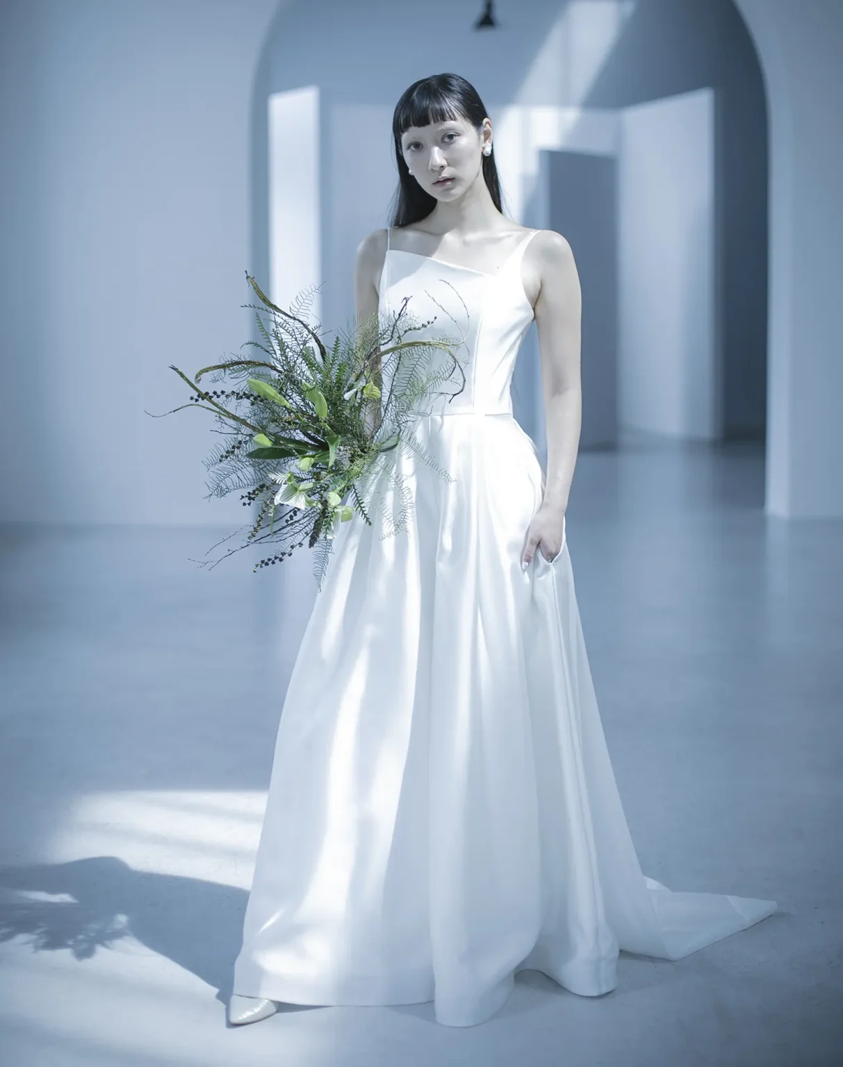 光沢が美しい国産のシルク生地を用い、 「光が輝く」という意味を持つ名前を付けた、ドレッシーなパンツドレス