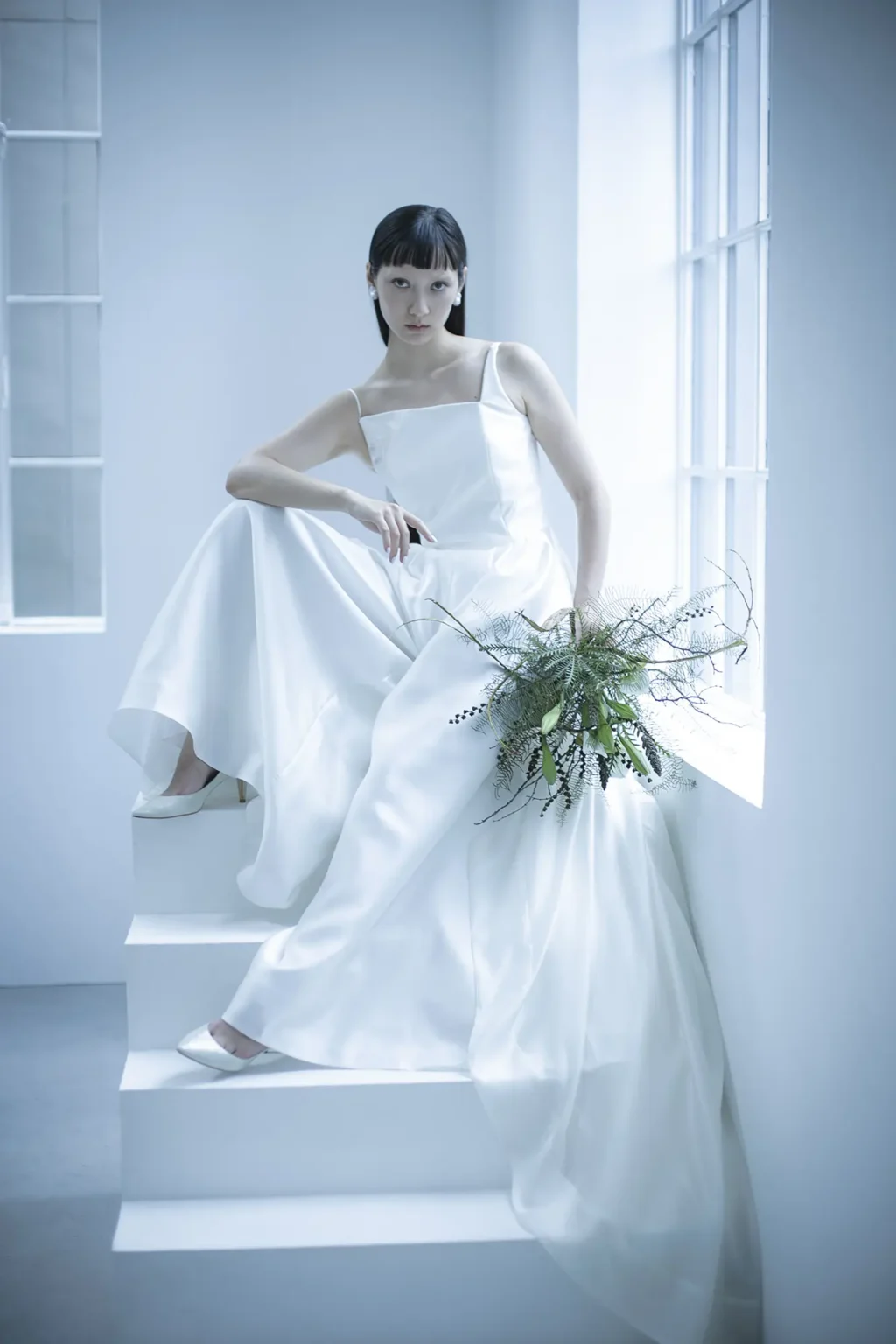 光沢が美しい国産のシルク生地を用い、 「光が輝く」という意味を持つ名前を付けた、ドレッシーなパンツドレス