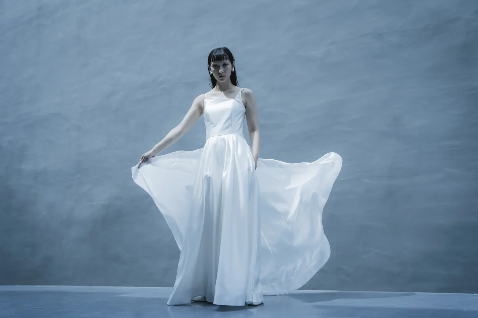 光沢が美しい国産のシルク生地を用い、 「光が輝く」という意味を持つ名前を付けた、ドレッシーなパンツドレス