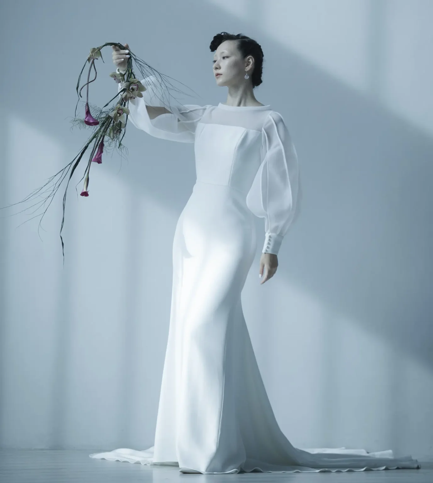 ふわっと広がった長袖のマーメイドラインのウェディングドレス