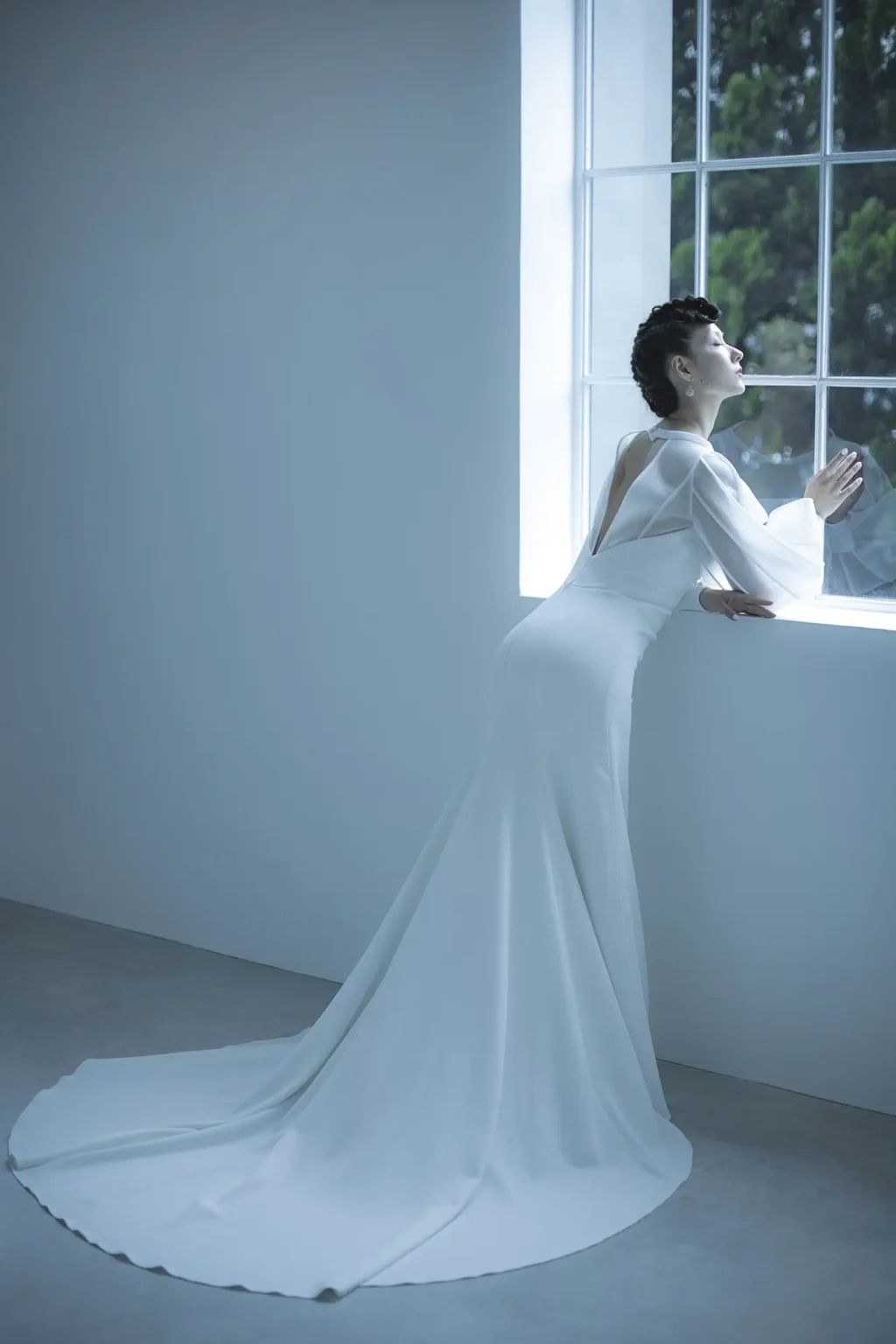 ふわっと広がった長袖のマーメイドラインのウェディングドレス