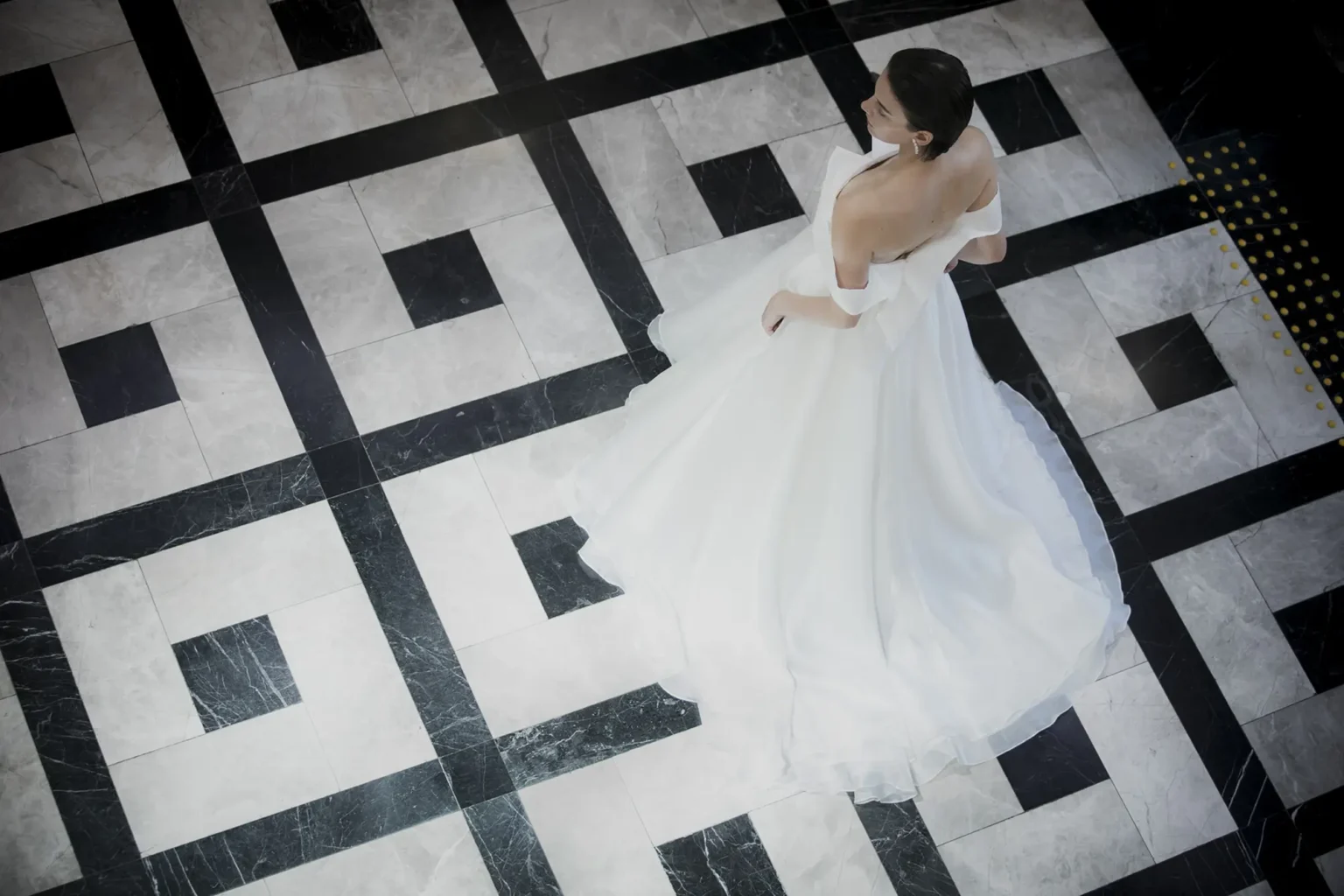 Aラインのシンプルなウェディングドレスを着た女性