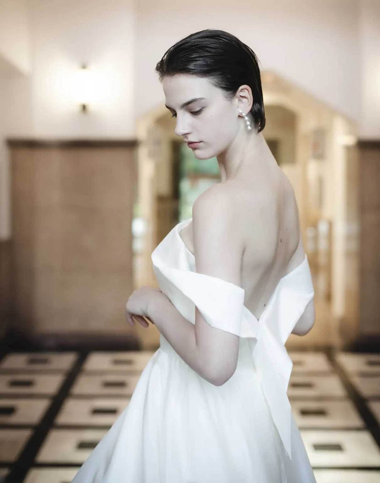 Aラインのシンプルなウェディングドレスを着た女性