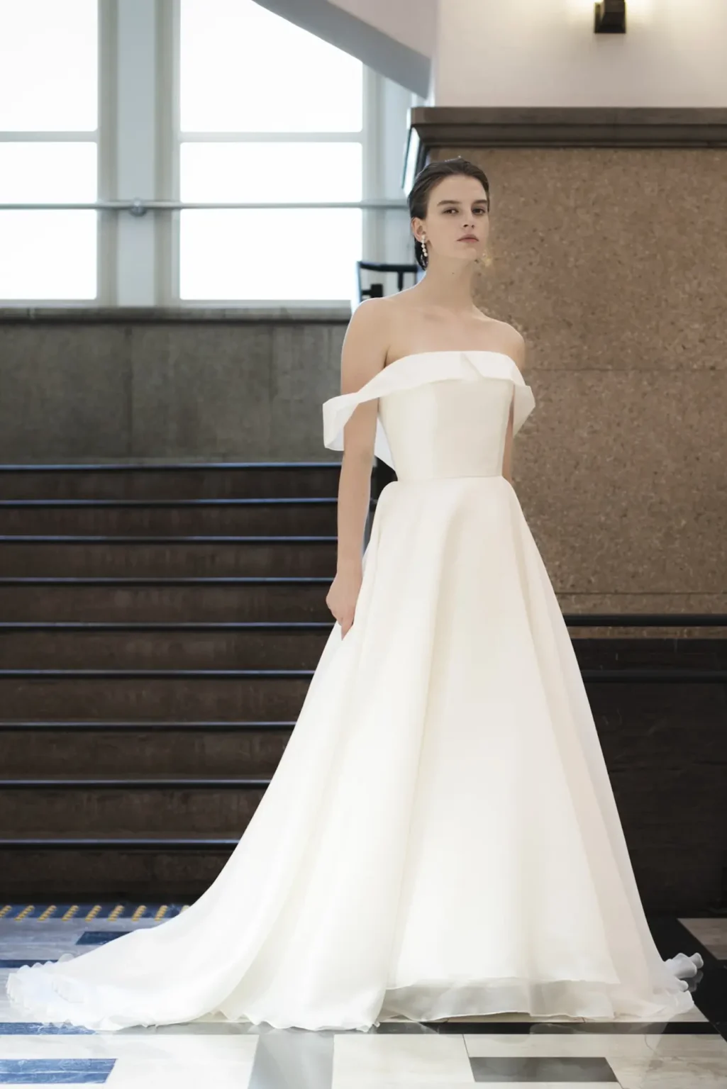 Aラインのシンプルなウェディングドレスを着た女性