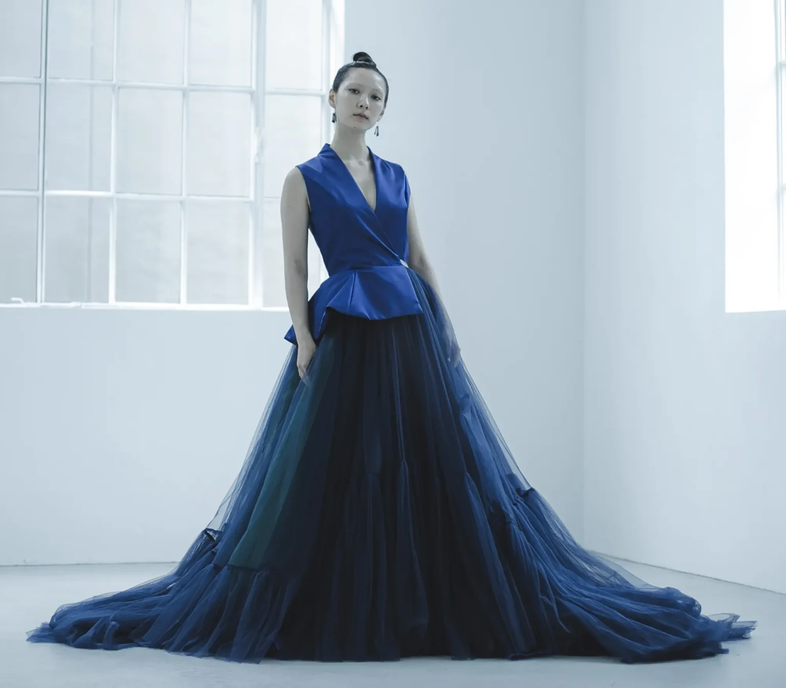 深い色味の紺色のトップに 紫色（桔梗色）と緑色（常盤色）のオーガンジーを重ねたカラードレス