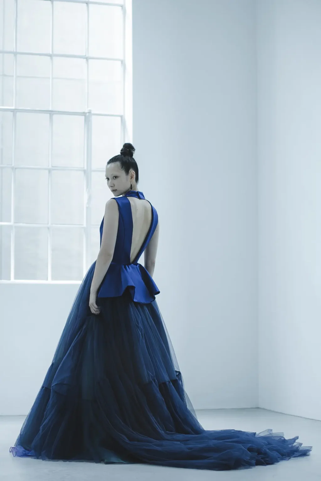 深い色味の紺色のトップに 紫色（桔梗色）と緑色（常盤色）のオーガンジーを重ねたカラードレス