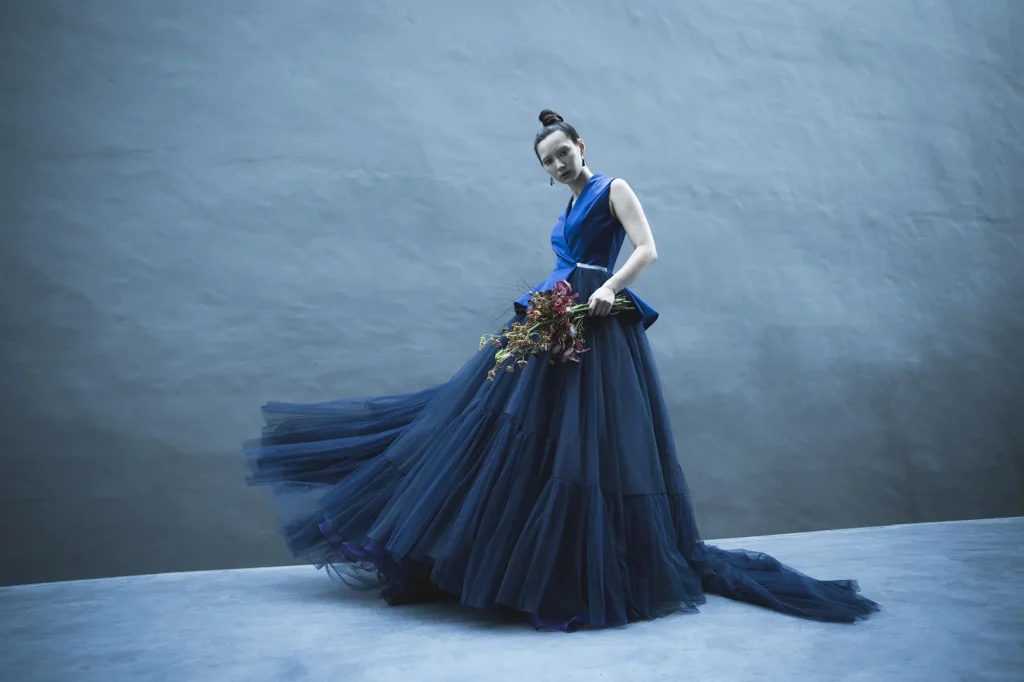 深い色味の紺色のトップに 紫色（桔梗色）と緑色（常盤色）のオーガンジーを重ねたカラードレス