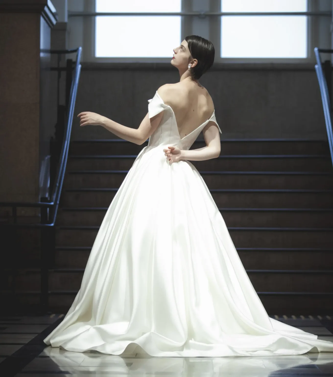 Aラインのシンプルなウェディングドレスを着た女性