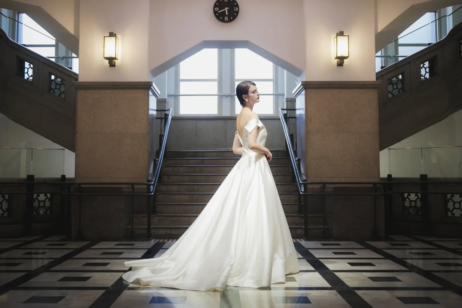 Aラインのシンプルなウェディングドレスを着た女性