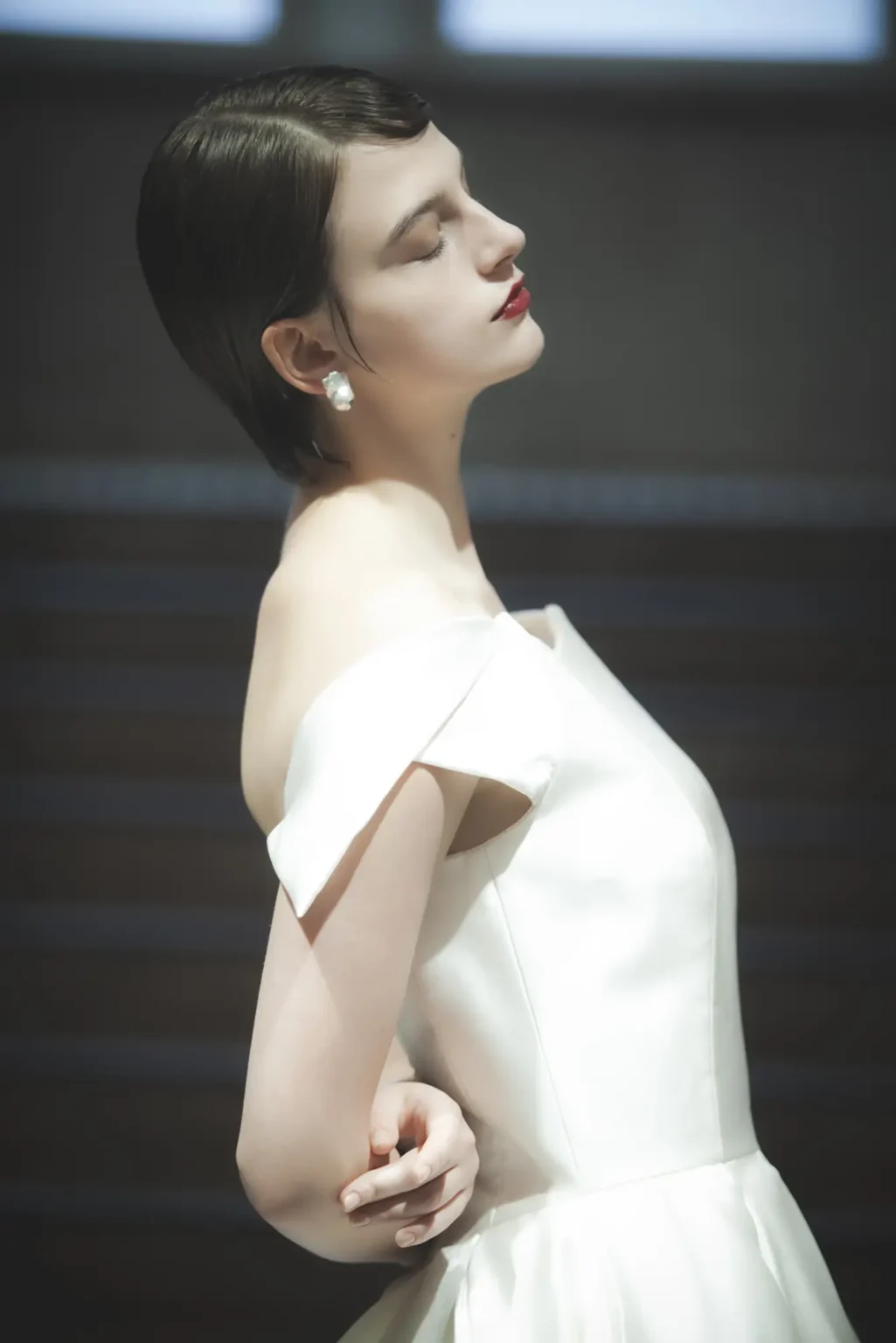 Aラインのシンプルなウェディングドレスを着た女性