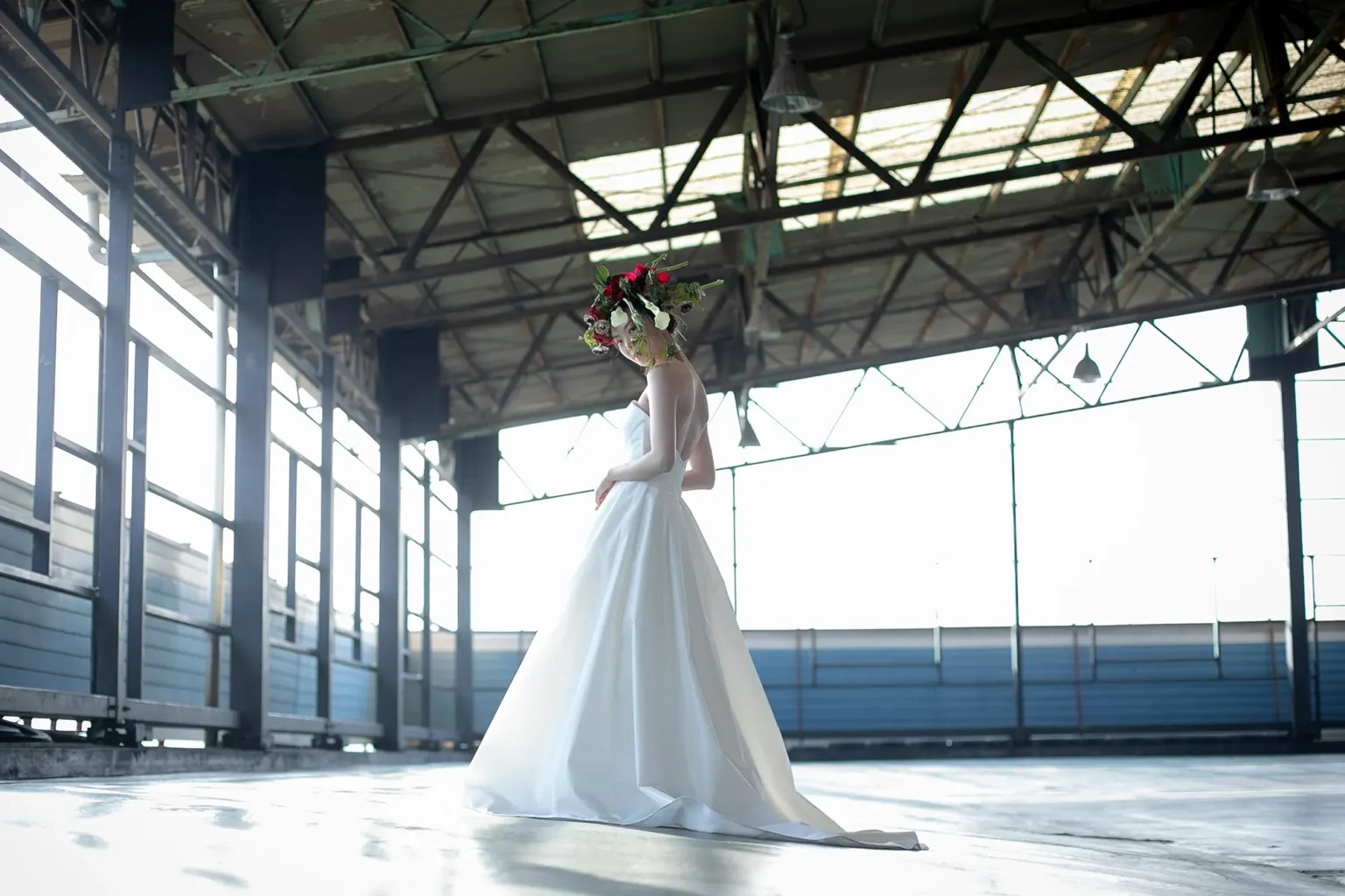 nae. ATELIERナエアトリエ Aラインのウェディングドレスを着て花の冠を被った女性