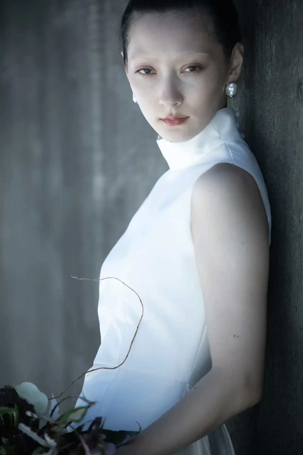 ホルターネックのデザインが特徴的なウェディングドレス