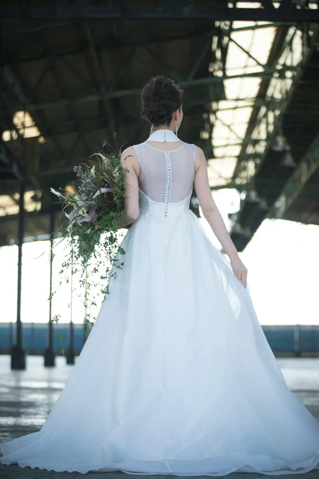 nae. ATELIERナエアトリエのシンプルな Aラインのウェディングドレスを着た女性