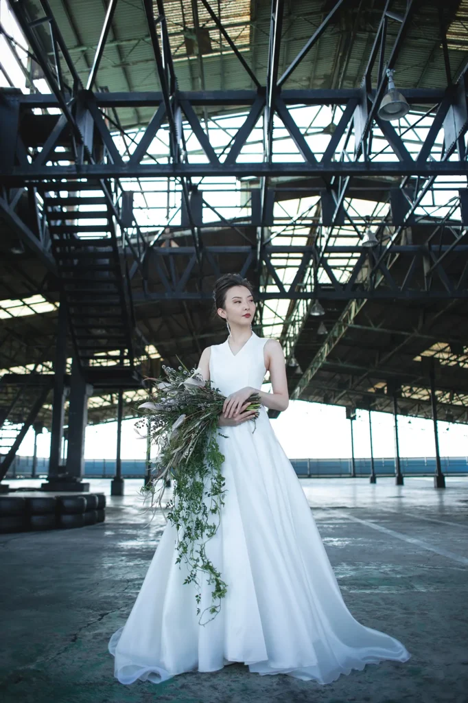 nae. ATELIERナエアトリエのシンプルな Aラインのウェディングドレスを着た女性