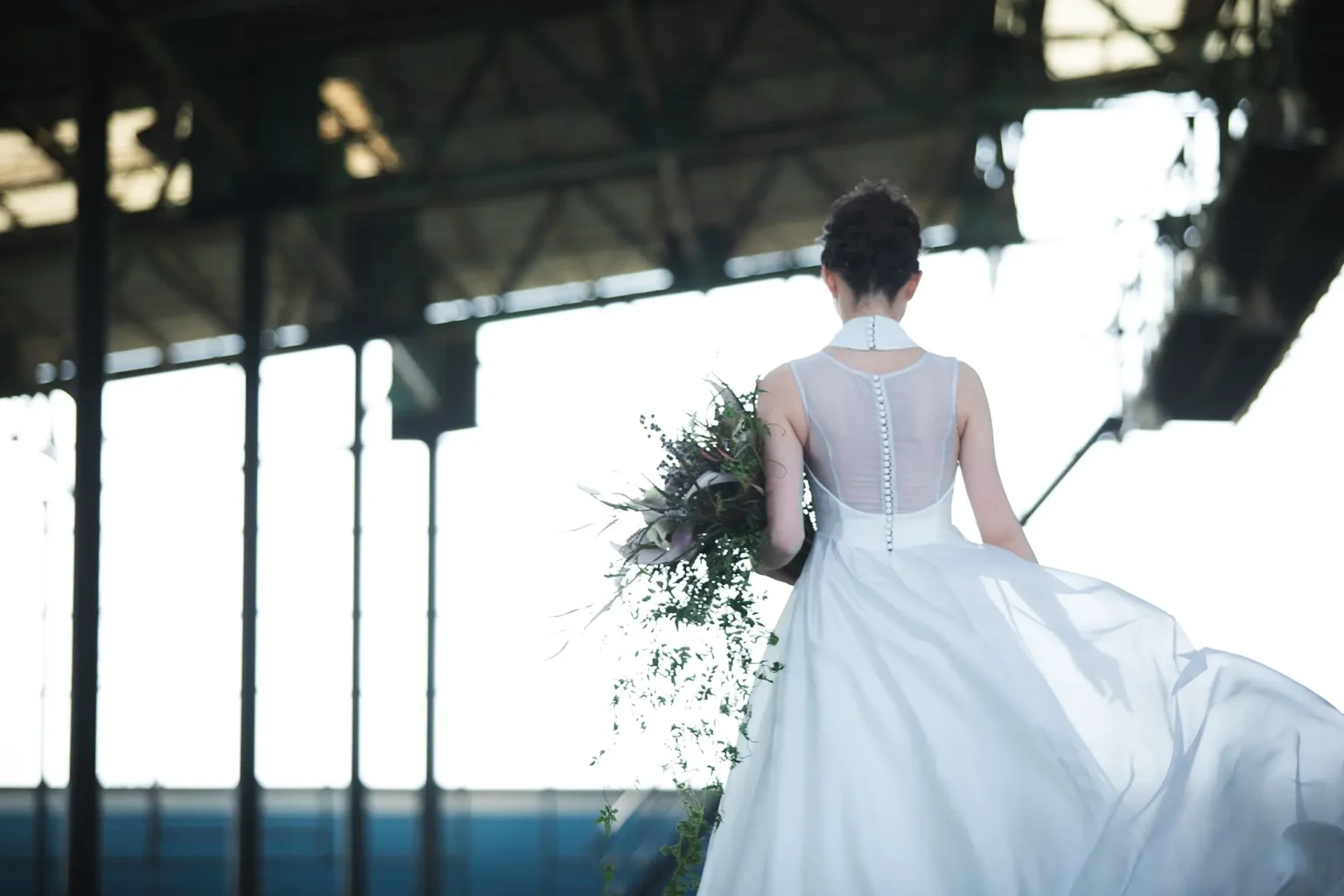 nae. ATELIERナエアトリエのシンプルな Aラインのウェディングドレスを着た女性