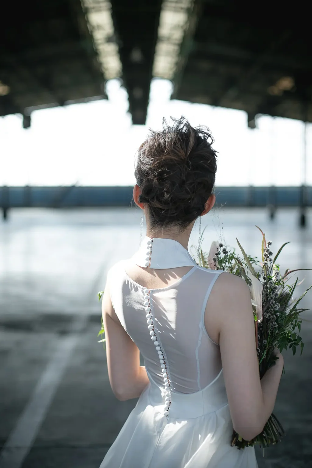 nae. ATELIERナエアトリエのシンプルな Aラインのウェディングドレスを着た女性