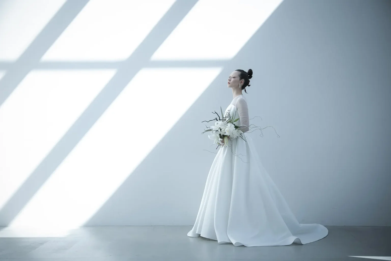 艶やかでハリが美しいミカドシルクのスカートが 王道のドレスらしさを醸し出すシースルーの長袖Aラインドレス