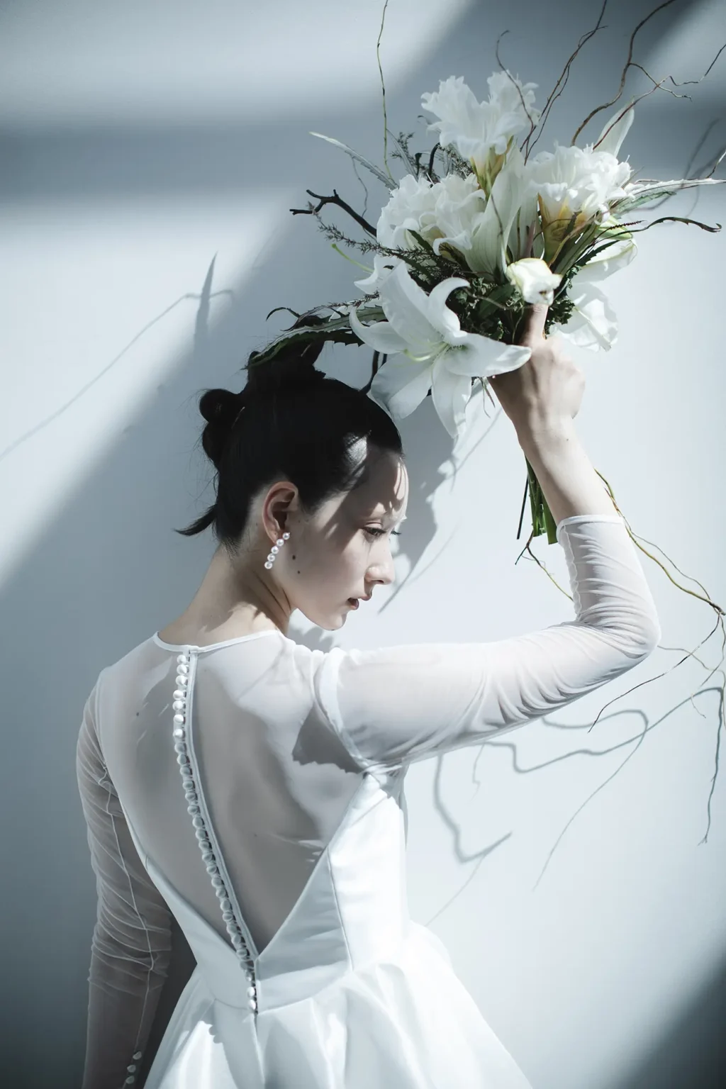 艶やかでハリが美しいミカドシルクのスカートが 王道のドレスらしさを醸し出すシースルーの長袖Aラインドレス