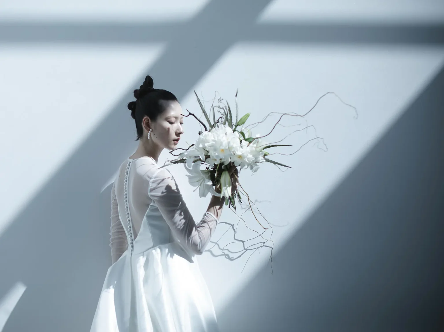 艶やかでハリが美しいミカドシルクのスカートが 王道のドレスらしさを醸し出すシースルーの長袖Aラインドレス