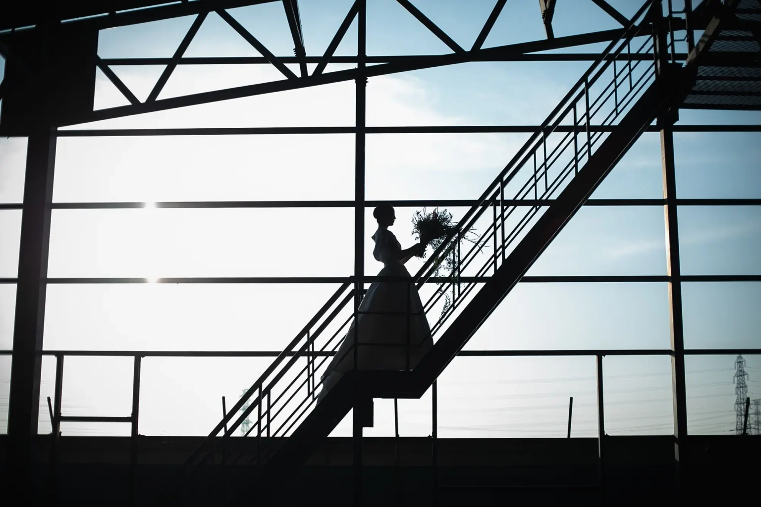 nae. ATELIERナエアトリエのシンプルな Aラインのウェディングドレスを着た女性