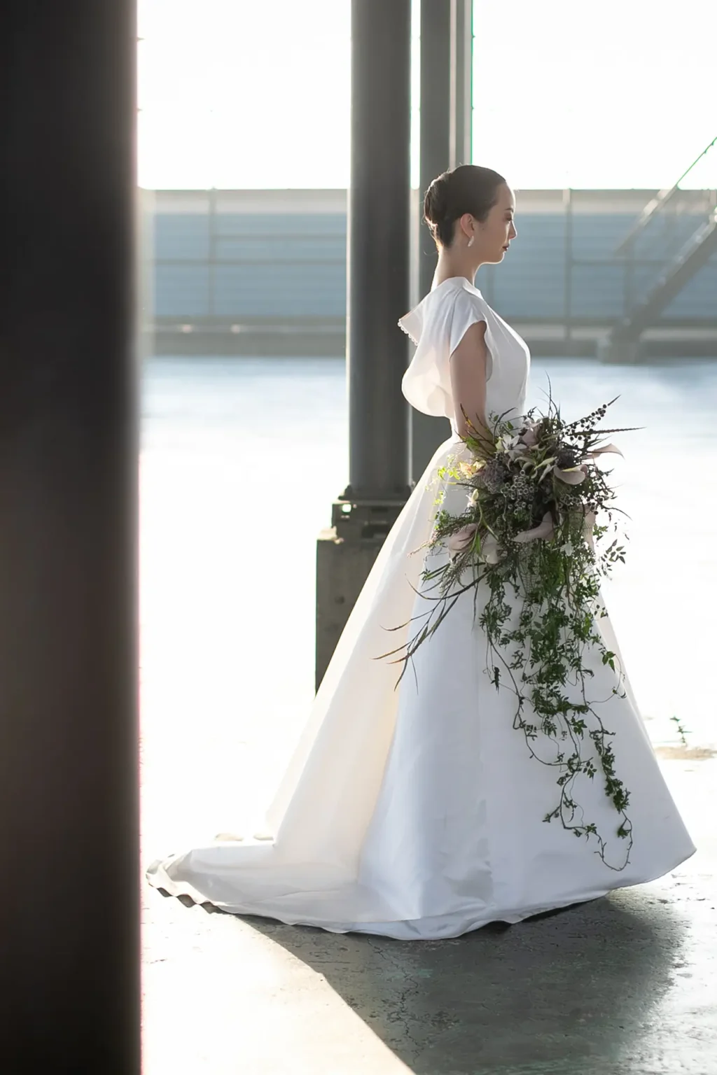nae. ATELIERナエアトリエのシンプルな Aラインのウェディングドレスを着た女性
