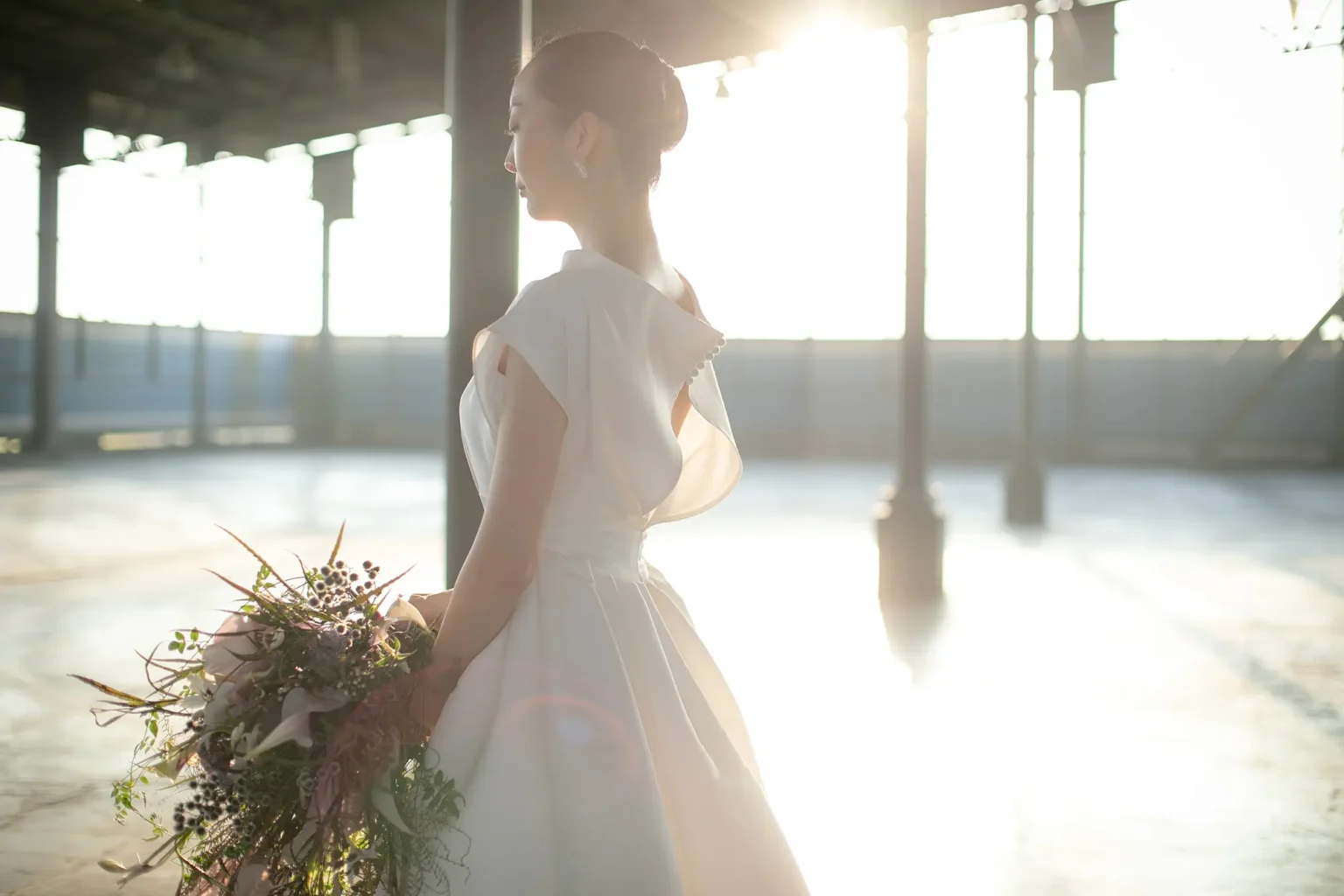 nae. ATELIERナエアトリエのシンプルな Aラインのウェディングドレスを着た女性