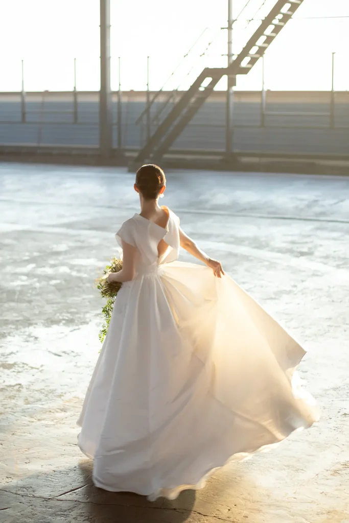 nae. ATELIERナエアトリエのシンプルな Aラインのウェディングドレスを着た女性