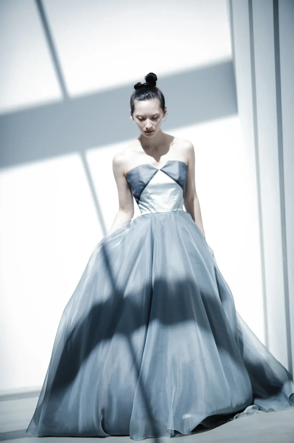 青みがかった上品なグレーのシルクオーガンジーが スタイリッシュながらも上品で優しい印象のカラードレス