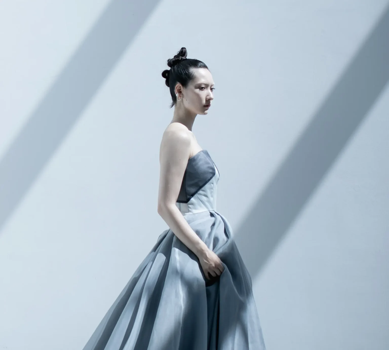 青みがかった上品なグレーのシルクオーガンジーが スタイリッシュながらも上品で優しい印象のカラードレス
