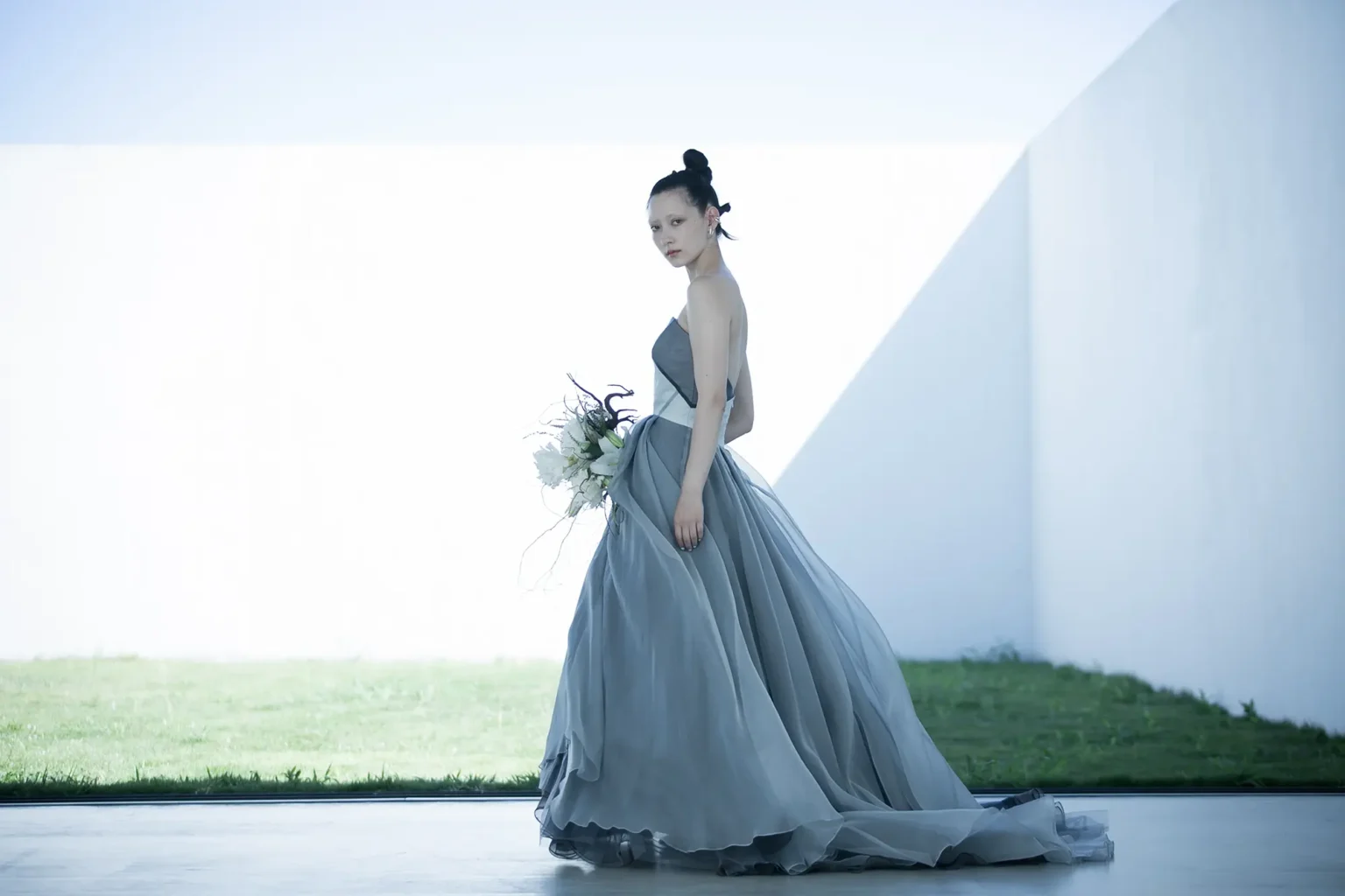 青みがかった上品なグレーのシルクオーガンジーが スタイリッシュながらも上品で優しい印象のカラードレス