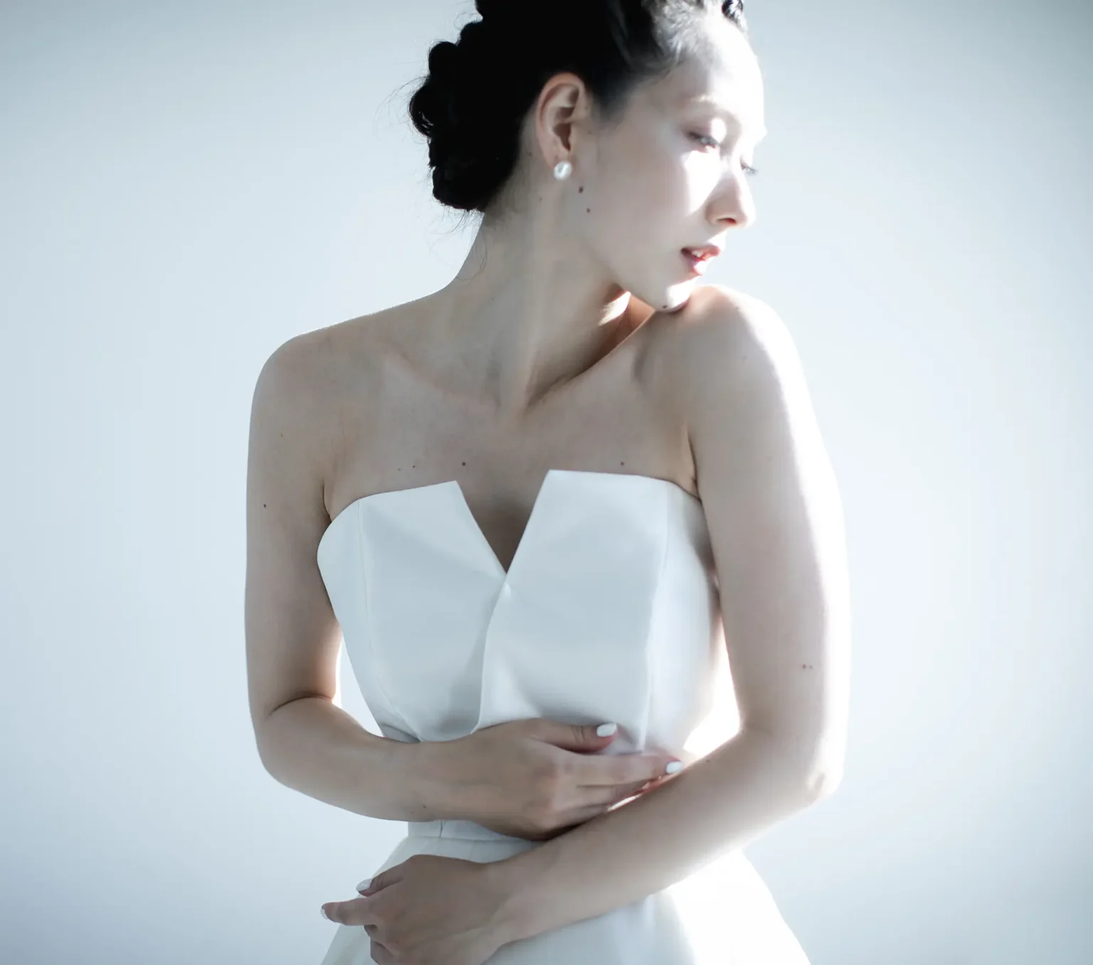 カシュクール型の抜け感とシャープさのあるVカットの胸元が特徴的な国産シルクのAラインドレス