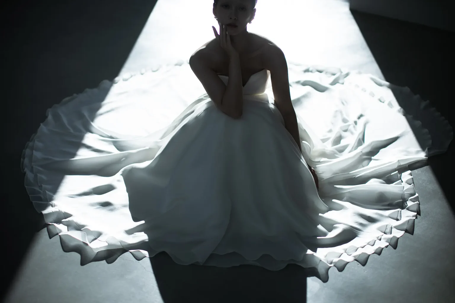 カシュクール型の抜け感とシャープさのあるVカットの胸元が特徴的な国産シルクのAラインドレス