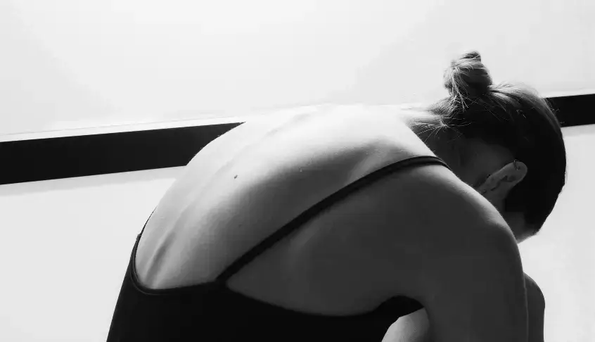 キャミソールを着た美しくしなやかな女性の背中