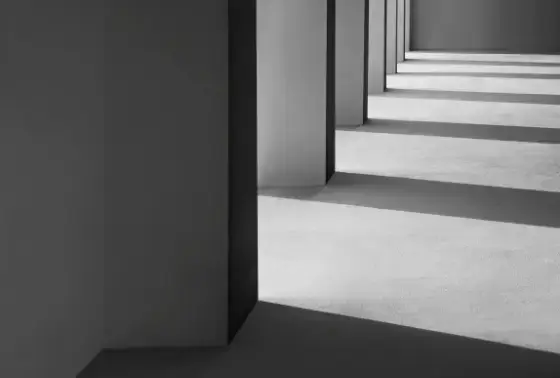 階段のモノクロ写真