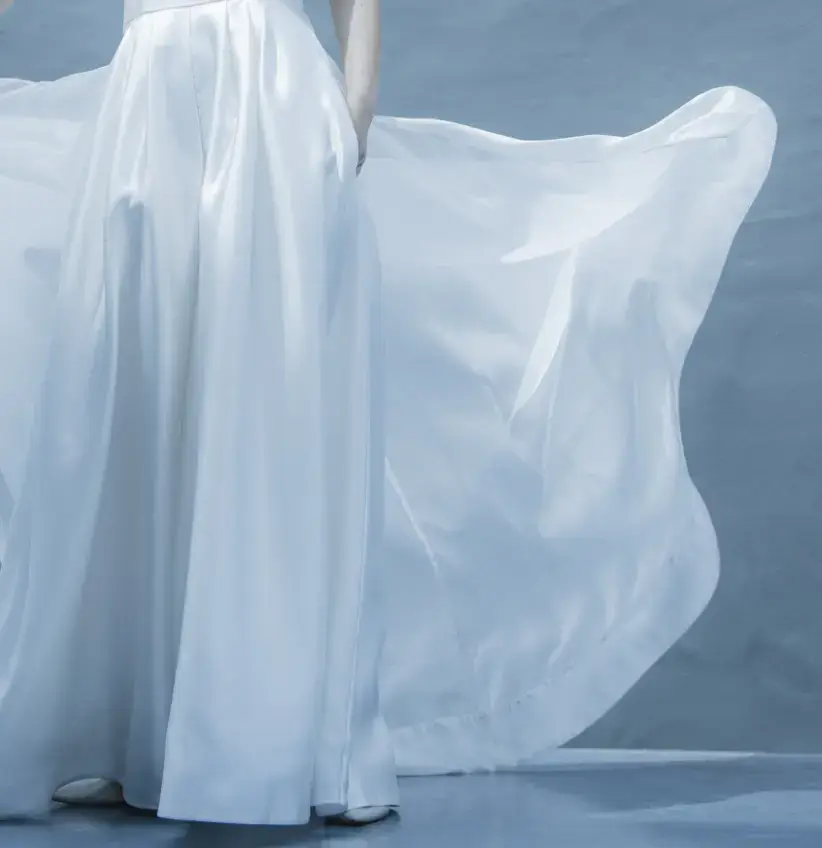 風にゆらめく真っ白なウェディングドレスの裾