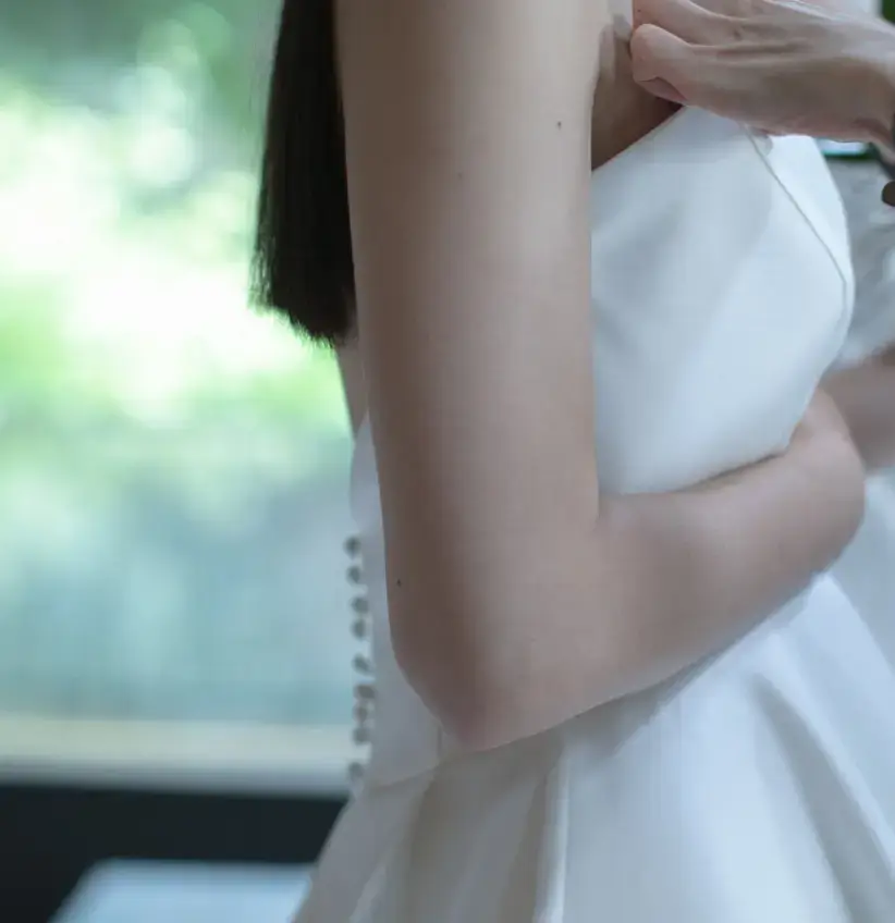 ウェディングドレスを着た女性