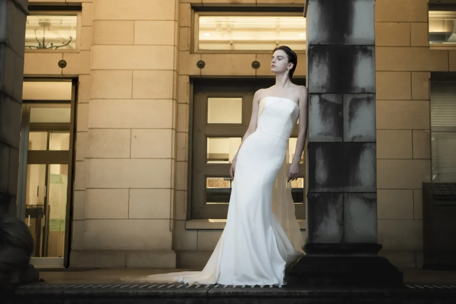 マーメイドラインのウェディングドレスを着た女性