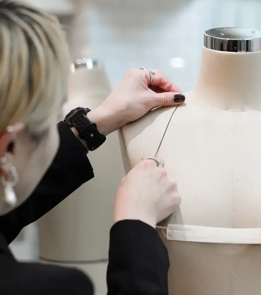 トルソーを使用して作業するドレスデザイナー