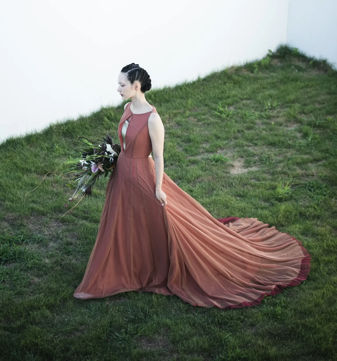 深く渋さのある色に染めたオレンジとボルドーのチュールが印象的なカラードレス