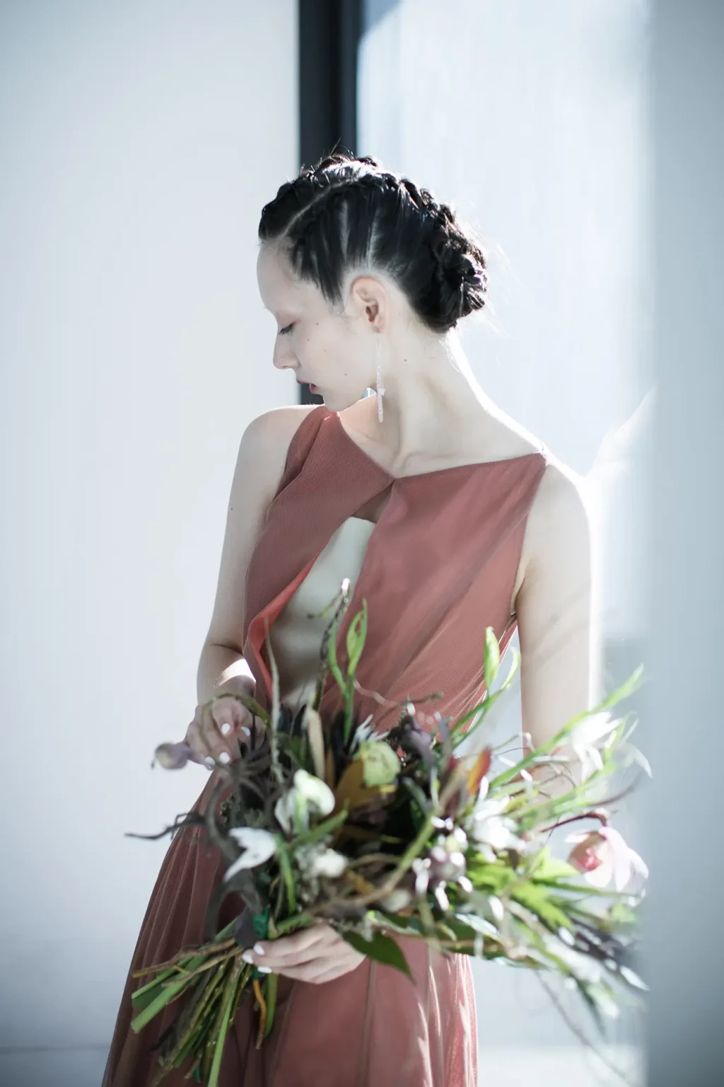 深く渋さのある色に染めたオレンジとボルドーのチュールが印象的なカラードレス