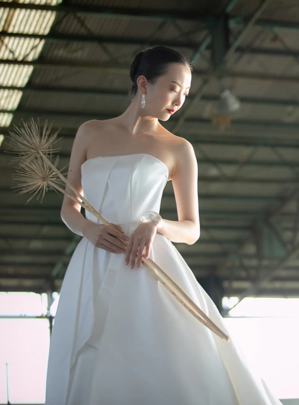 nae. ATELIERナエアトリエのシンプルな Aラインのウェディングドレスを着た女性