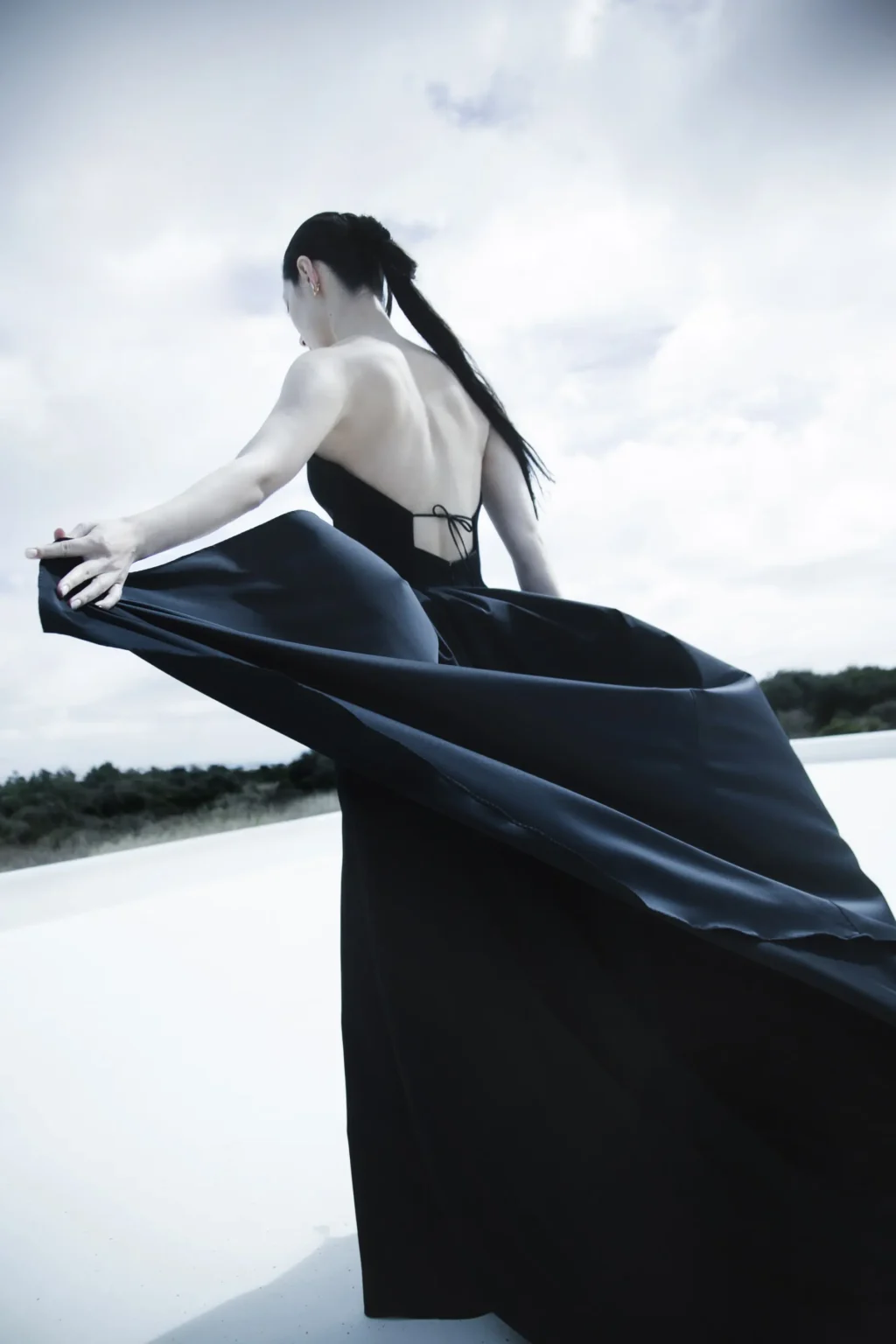 ブラックのマーメイドラインのカラードレスを翻す花嫁