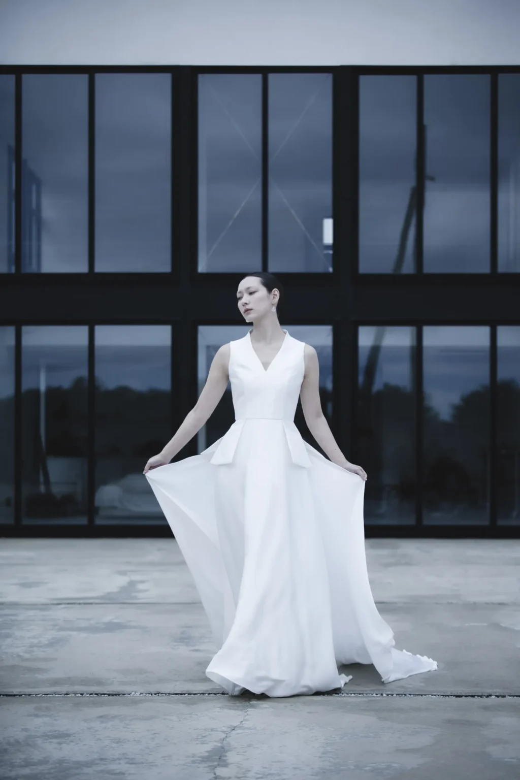 スレンダーラインのスタイリッシュなドレスを着て歩く花嫁