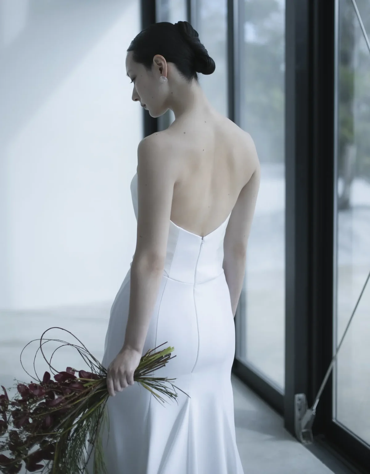 マーメイドラインのバックのカットとシルエットが美しいウェディングドレス