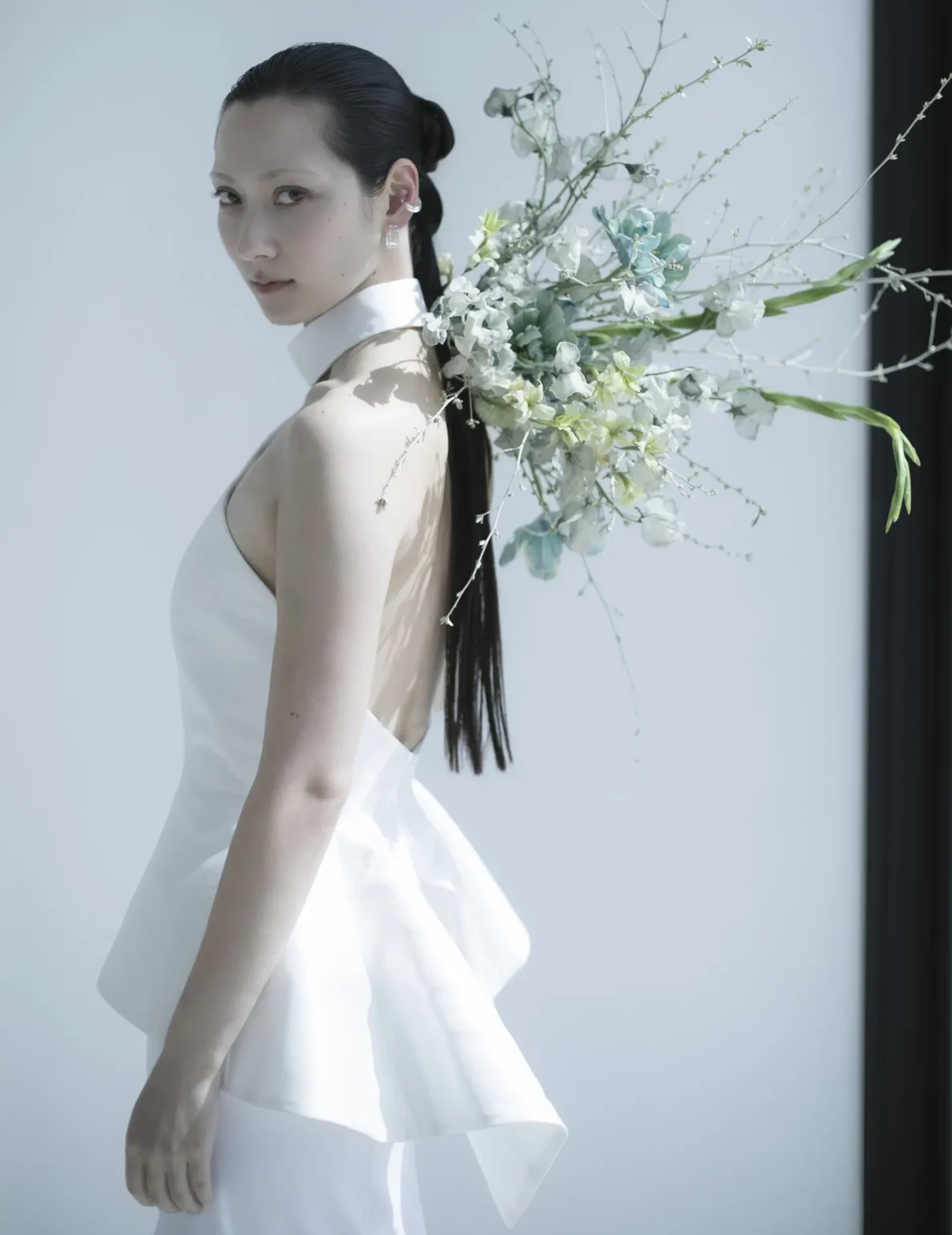 涼やかな色のブーケを持ったウェディングドレスを着た花嫁
