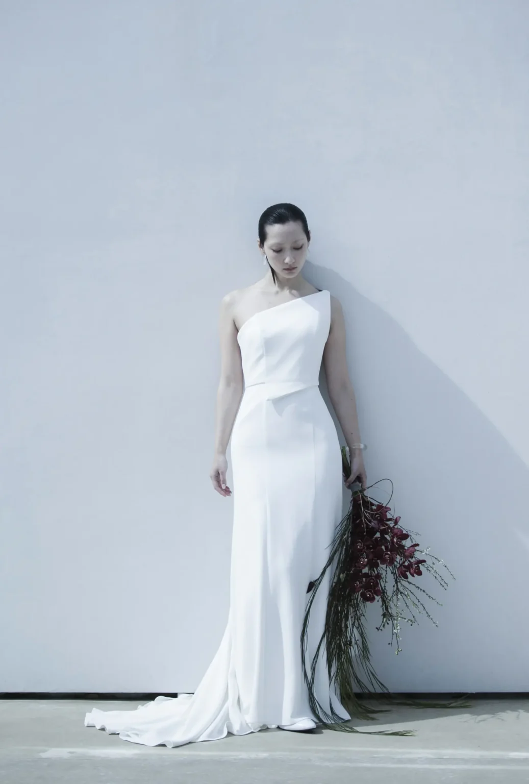 ワンショルダーのスタイリッシュなマーメイドラインのウェディングドレス